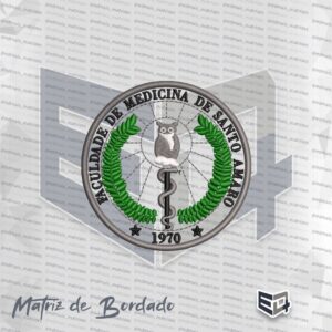 Matriz de bordado circular da Faculdade de Medicina de Santo Amaro. Apresenta uma coruja central sobre o bastão de Esculápio, ramos verdes laterais, o ano 1970 na base e borda cinza com nome da instituição