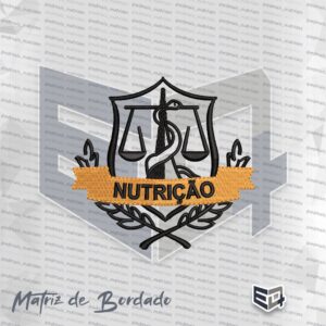 Matriz de bordado do símbolo da Nutrição. A imagem mostra um escudo de contorno preto contendo uma balança e uma serpente estilizada. Na base do escudo, há dois ramos de louro cruzados em preto. Uma faixa horizontal em tom dourado/ocre cruza a parte inferior do escudo com a palavra "NUTRIÇÃO" escrita em letras maiúsculas e cor preta. O fundo é cinza claro, ressaltando os pontos do bordado.