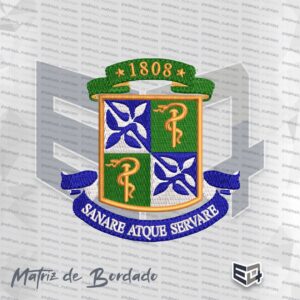 Matriz de bordado do brasão da Faculdade de Medicina da Bahia (UFBA). O escudo é dividido em quatro partes com desenhos de folhas brancas sobre fundo azul e o bastão de Esculápio dourado sobre fundo verde. Acima, uma faixa verde com o ano "1808" em dourado. Abaixo, uma faixa azul com o lema "SANARE ATQUE SERVARE" em letras brancas. O bordado apresenta acabamento acetinado com relevo nos contornos dourados.