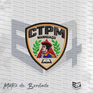 Matriz de bordado em formato de escudo do Colégio Tiradentes (CTPM). Apresenta o busto de Tiradentes ao centro, a sigla CTPM no topo, MANHUAÇU e ramos de louro verdes sobre fundo cinza claro com borda preta e dourada.