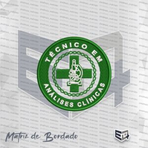Matriz de bordado circular para Técnico em Análises Clínicas. Fundo verde com uma cruz central e um microscópio branco sobreposto. Possui uma borda interna decorativa em formato de corrente e o texto "TÉCNICO EM ANÁLISES CLÍNICAS" bordado em letras brancas na borda externa