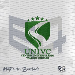 Matriz de bordado oficial UNIVC (Centro Universitário Vale do Cricaré) em tons de verde, apresentando escudo com caminho sinuoso, cinco estrelas no topo e texto institucional inferior em relevo acetinado.