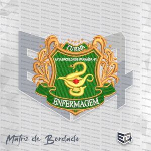 Matriz de bordado computadorizado em fundo preto com o brasão do curso de Enfermagem da Afya Faculdade Parnaíba, Piauí. O desenho possui molduras e ramos ornamentais clássicos em linha dourada reluzente. No centro, sobre um escudo verde, destaca-se o símbolo da lâmpada e da serpente em dourado com uma cruz vermelha no meio. Textos bordados em linha branca exibem "TURMA" e "AFYA FACULDADE PARNAÍBA - PI" na parte superior, e a palavra "ENFERMAGEM" em destaque dentro de uma faixa verde na base.