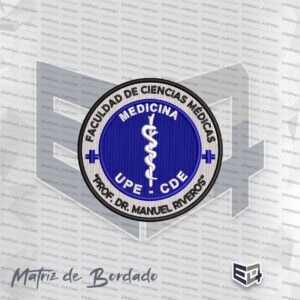 Matriz de bordado computadorizado em formato circular (patch) da Facultad de Ciencias Médicas UPE, campus Ciudad del Este (CDE). O centro possui um círculo azul escuro preenchido em ponto tatami com o Bastão de Esculápio e uma serpente branca em ponto cheio vertical, além das inscrições brancas "MEDICINA" acima e "UPE - CDE" abaixo. Envolvendo o núcleo azul, há um anel branco com bordas e textos pretos em curva onde se lê "FACULTAD DE CIENCIAS MÉDICAS" na parte superior e "PROF. DR. MANUEL RIVEROS" na inferior. Duas pequenas cruzes médicas azuis separam os textos nas laterais esquerda e direita.