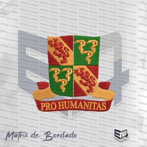Matriz de bordado computadorizado do brasão da Faculdade de Ciências Médicas (FCM) da UPE (Universidade de Pernambuco). Exibe um escudo dividido em quatro partes: duas com fundo verde contendo três bastões de Esculápio entrelaçados em dourado, e duas com padrão listrado diagonal em vermelho e amarelo com um leão rampante vermelho sobreposto. Abaixo do brasão, há uma faixa vermelha curvada com a inscrição latina "PRO HUMANITAS" bordada em letras douradas