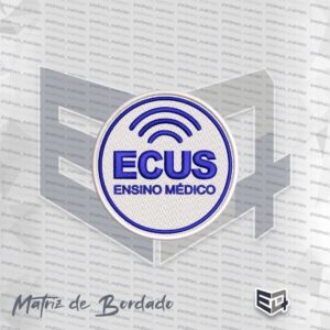 Matriz de bordado computadorizado no formato de patch circular do logotipo da ECUS Ensino Médico. Apresenta um fundo circular branco bordado em ponto tatami com moldura externa na cor azul-royal. No centro, exibe três ondas concêntricas azuis acima da sigla "ECUS" em letras maiúsculas em alto relevo azul, acompanhada pela expressão "ENSINO MÉDICO" bordada na parte inferior