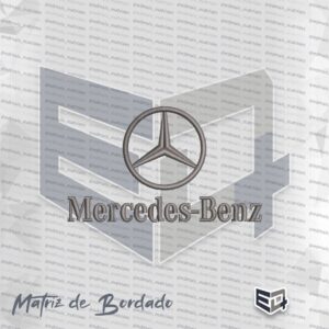 Matriz de bordado computadorizado monocromática do logotipo da Mercedes-Benz. Na parte superior, exibe a clássica estrela de três pontas inserida em um círculo, com pontos de bordado cinza que dão efeito de relevo e profundidade tridimensional. Logo abaixo, a inscrição "Mercedes-Benz" está bordada na mesma tonalidade cinza com letras bem nítidas e serifadas, sobre um fundo preto texturizado que destaca os pontos reais do arquivo Mercedez Benz Logo.jpg.