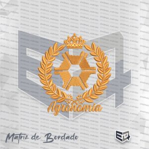 Brasão bordado do curso de Agronomia na cor dourada. Apresenta o símbolo hexagonal da agronomia no centro, cercado por uma guirlanda circular de ramos de louro. No topo do símbolo há uma coroa ornamentada e, na parte inferior, a palavra "Agronomia" escrita em fonte cursiva.