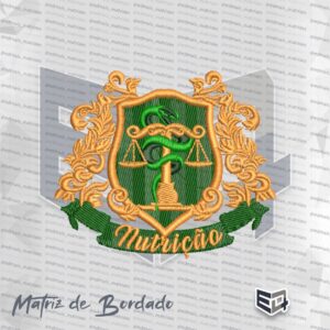 Matriz de bordado computadorizado do brasão oficial da profissão de Nutrição. O brasão apresenta um escudo central verde com uma balança de dois pratos dourada e uma serpente verde enroscada em sua haste. O escudo é cercado por ornamentos em arabesco e folhagens douradas nas laterais. Na parte inferior, há uma faixa verde curvada com a palavra "Nutrição" bordada em tom dourado com fonte cursiva.