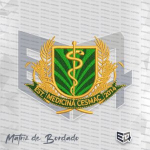 Matriz de bordado computadorizado do brasão de Medicina do CESMAC. O brasão possui um escudo verde com fundo de textura radiante, contendo no centro o bastão de Esculápio dourado com a serpente enrolada. O escudo é emoldurado por ramos ornamentais dourados e circundado na parte inferior por uma faixa verde com bordas douradas, onde está bordado o texto "EST. MEDICINA CESMAC 2014" em letras douradas.