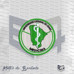 Emblema circular bordado do curso de Medicina da Universidade Estadual do Ceará (UECE). Apresenta borda circular em tom verde, fundo branco e o mapa do Estado do Ceará em verde ao centro. Sobre o mapa, está bordado em branco o Bastão de Esculápio com a serpente. Na borda superior está escrito "UNIVERSIDADE ESTADUAL DO CEARÁ" em letras pretas e, na parte inferior, a palavra "MEDICINA".