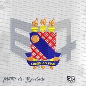 Brasão heráldico bordado da Universidade Estadual do Ceará (UECE). Na parte superior há três tochas amareladas com chamas em tons de ouro. O escudo tem fundo rendado/treliçado em vermelho e branco, cruzado por uma faixa azul marinho contendo um sol dourado na parte superior. Na base, uma faixa azul traz a frase em latim "LUMEN AD VIAM" bordada em amarelo.