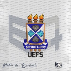 Brasão heráldico bordado da Universidade Estadual de Feira de Santana (UEFS). O escudo possui moldura marrom, três tochas acesas na parte superior, fundo interno dividido em azul e branco com quatro conchas estilizadas, uma faixa azul inferior com a palavra "SITIENTIBUS" em letras brancas e a sigla "UEFS" bordada em preto na base.