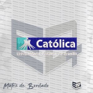 Matriz de bordado computadorizado com o logotipo da Universidade Católica de Brasília. A matriz apresenta um retângulo horizontal dividido entre a cor verde-água no canto esquerdo e a cor azul royal no restante do fundo. Sobreposto na transição das cores, está bordado em branco o símbolo estilizado da Catedral de Brasília com uma cruz. No fundo azul, destaca-se a palavra "Católica" bordada em branco. Abaixo da faixa retangular, lê-se o texto "Universidade Católica de Brasília" bordado em letras brancas.