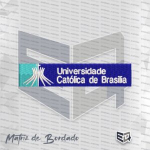 Matriz de bordado computadorizado com o logotipo da Universidade Católica de Brasília. A peça possui formato de faixa retangular dividida em duas cores: verde-água do lado esquerdo e azul royal do lado direito. Na divisão entre as cores, está bordado o símbolo da Catedral de Brasília com uma cruz em branco. No fundo azul, destaca-se o texto escrito em duas linhas na cor branca: "Universidade" na linha superior e "Católica de Brasília" na linha inferior.