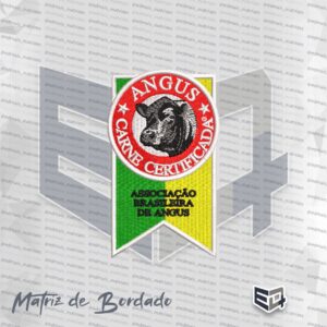 Matriz de bordado computadorizado em formato de flâmula do selo Carne Certificada Angus da Associação Brasileira de Angus. A imagem mostra um medalhão circular vermelho no topo com o desenho de um touro Angus ao centro e a frase "CARNE CERTIFICADA ANGUS". A base em formato de flâmula é dividida em verde e amarelo com o texto "ASSOCIAÇÃO BRASILEIRA DE ANGUS" bordado em letras pretas.