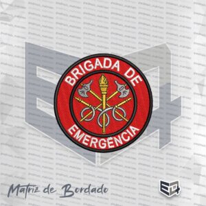 Matriz de bordado computadorizado do patch circular da Brigada de Emergência. O emblema possui fundo vermelho vibrante com borda externa preta. Na parte superior do anel está bordado "BRIGADA DE" e na parte inferior "EMERGÊNCIA" em letras maiúsculas brancas. Ao centro, sobre o fundo vermelho, destacam-se a tocha acesa dourada, machados cruzados com lâminas cinza e esguichos com mangueiras entrelaçadas em cinza prateado.