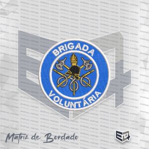 Matriz de bordado computadorizado do patch circular da Brigada Voluntária. O emblema tem fundo em anel azul royal com borda dupla branca. Na parte superior do anel está bordada a palavra "BRIGADA" e na parte inferior "VOLUNTÁRIA" em letras brancas. Ao centro, destaca-se o símbolo operacional com capacete de bombeiro preto, tocha dourada, machados cruzados e mangueiras em tons de cinza e dourado.