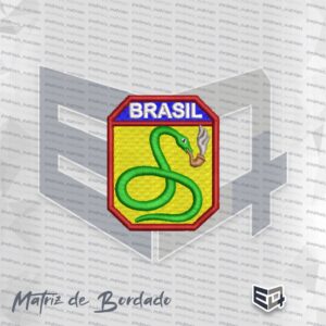 Matriz de bordado computadorizado do brasão da Força Expedicionária Brasileira (FEB) - Cobra Fumando. O escudo octogonal possui borda vermelha e fundo amarelo-ouro. No topo, uma faixa azul contém a palavra "BRASIL" em letras brancas. Ao centro, destaca-se uma cobra verde sinuosa segurando na boca um cachimbo marrom de onde sai fumaça cinza.