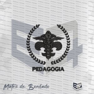 Matriz de bordado computadorizado do brasão da profissão de Pedagogia em versão monocromática preta. A imagem mostra uma Flor de Lis ao fundo emoldurada por ramos de louro arqueados. Ao centro da Flor de Lis, destaca-se o Caduceu com duas serpentes entrelaçadas. Na parte inferior, está escrita a palavra "PEDAGOGIA" em letras maiúsculas bordadas na cor preta.