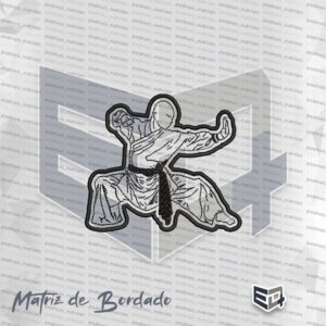 Matriz de bordado computadorizado da silhueta de um lutador de Kung Fu em posição de combate. A imagem exibe o mestre em traços pretos sobre fundo branco, usando kimono e faixa preta em relevo, envolvido por uma borda dupla preta que acompanha o contorno da figura.